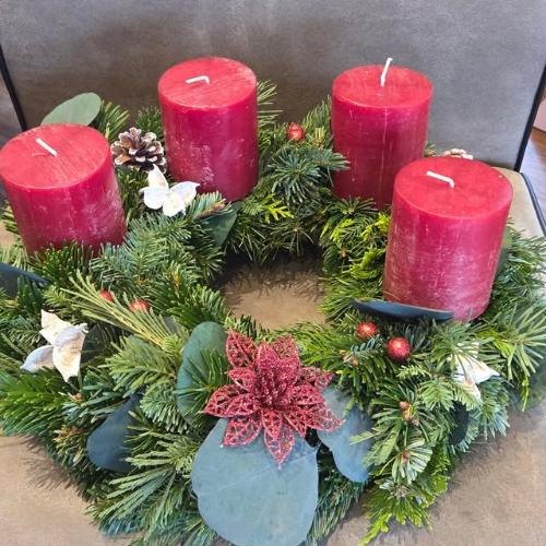 Adventskranz mit roten Stumpenkerzen